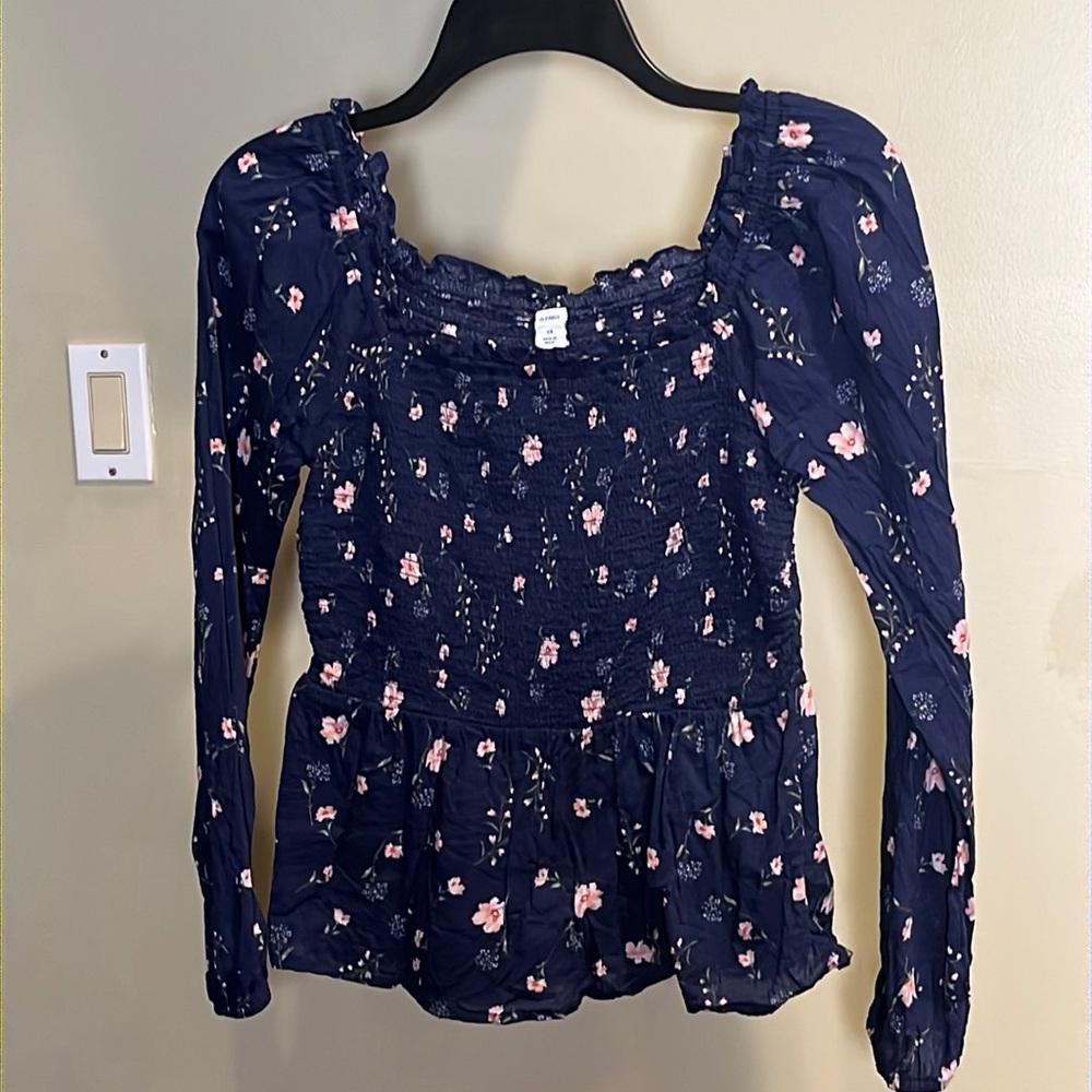 Old Navy Spring top, Size XS, in good used condition.